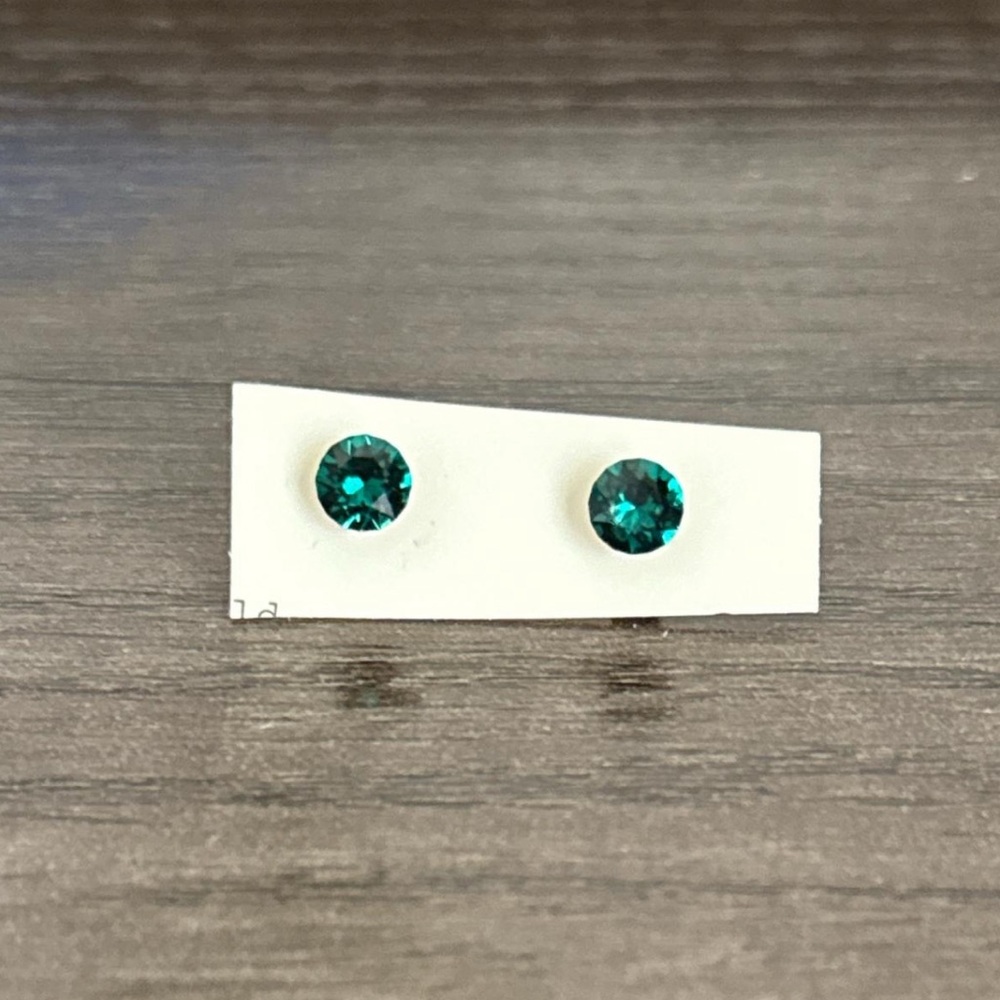 emerald stud earrings